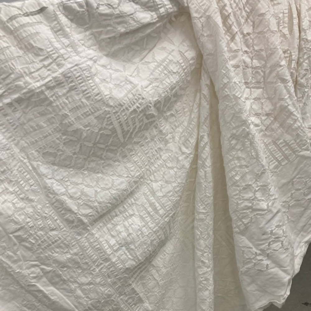 White hand stitched quilted coverlet made in India full/queen